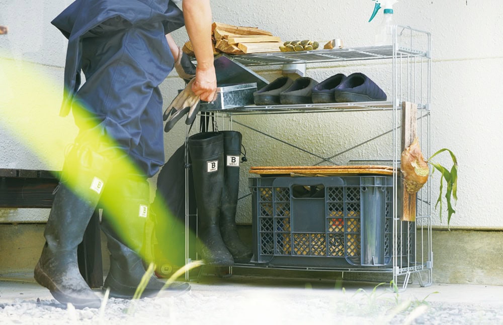 錆に強く、風通しのよい無印良品のワイヤーラックは、庭先の畑作業で使う小物を入れたり、焚き火用の薪の保管に／「KUMALOG生活の山小屋（KUMAさん）