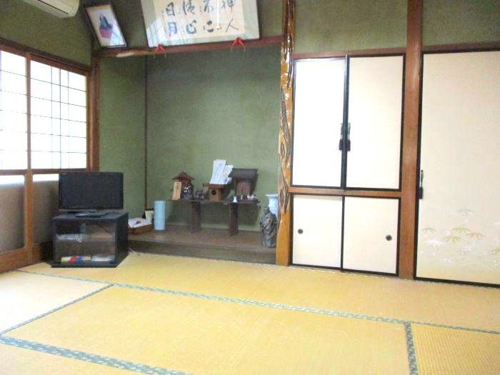岡山県備前市の物件の和室。床の間もある。