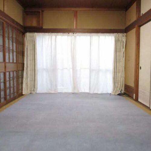 岡山県備前市の物件の和室。窓が大きく室内が明るい。