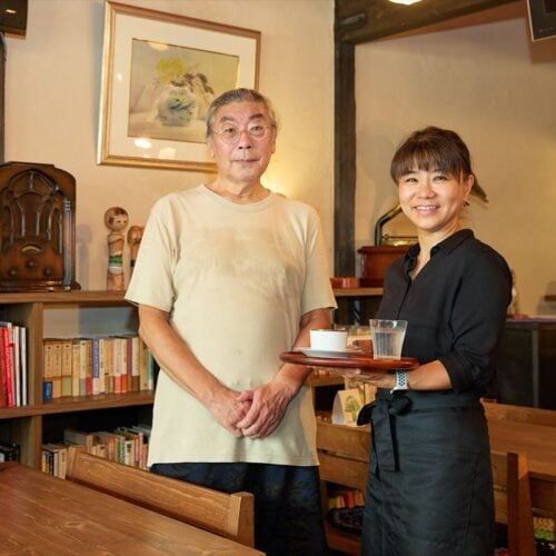 東京都青梅市のゲストハウス＆カフェ「青龍kibako」のオーナーさんとここで働く移住者の女性