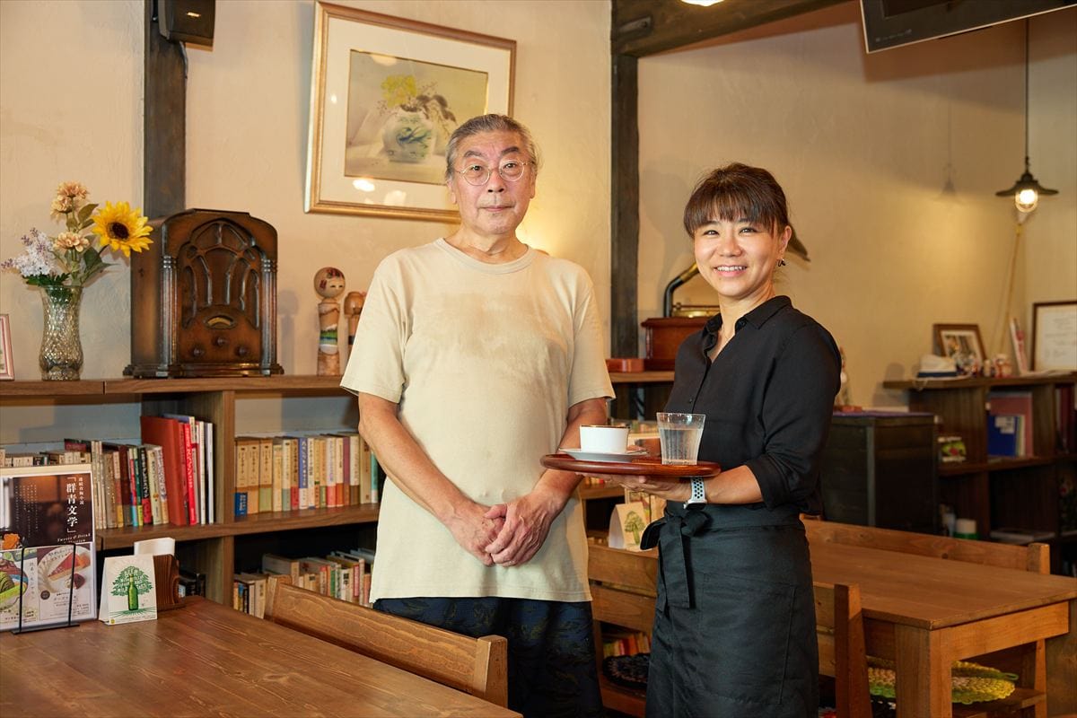 東京都青梅市のゲストハウス＆カフェ「青龍kibako」のオーナーさんとここで働く移住者の女性