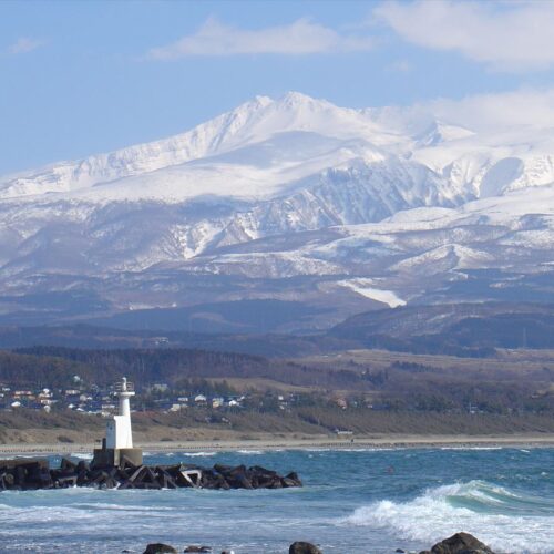 名峰・鳥海山を漁港から望む（秋田県にかほ市）