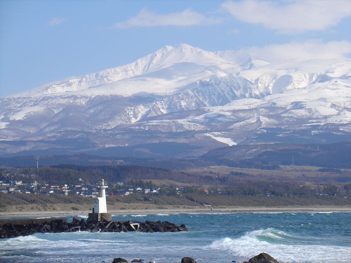 名峰・鳥海山を漁港から望む（秋田県にかほ市）