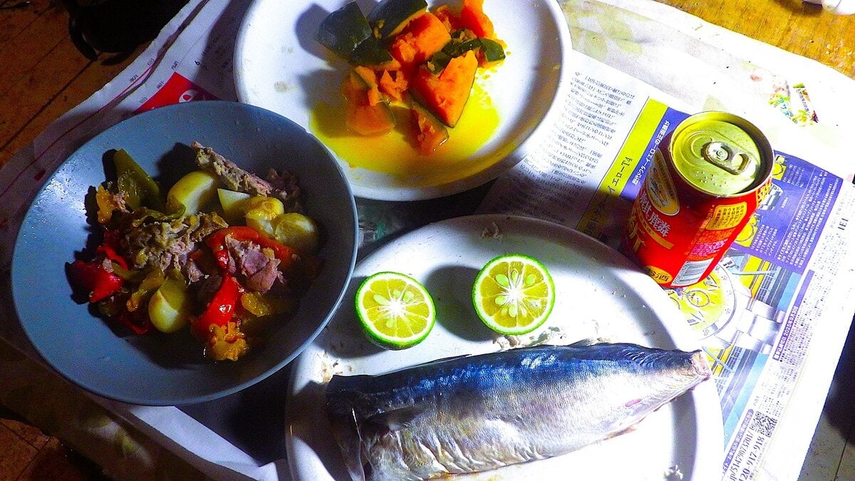 荷作り作業を終える時刻、いつも僕は夕食の準備をしておく。お客さん用に収穫した野菜を袋に詰めながらチェックし、不合格品を集めて我が夕食とするわけだ。今日の夕食はゴーヤ・ピーマン・ニンニクと牛肉の煮もの、それにカボチャとサバ。そして湯上りのビール。