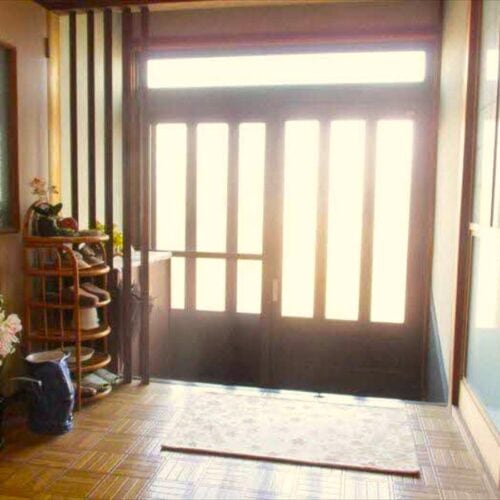 岡山県備前市の物件の玄関。ガラスを通して外の光がやさしく差し込む。