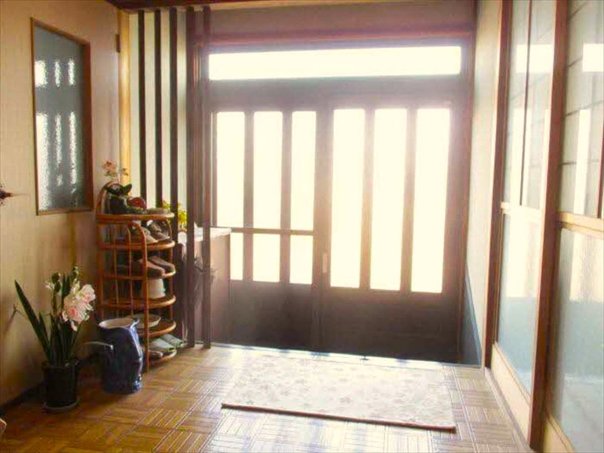岡山県備前市の物件の玄関。ガラスを通して外の光がやさしく差し込む。
