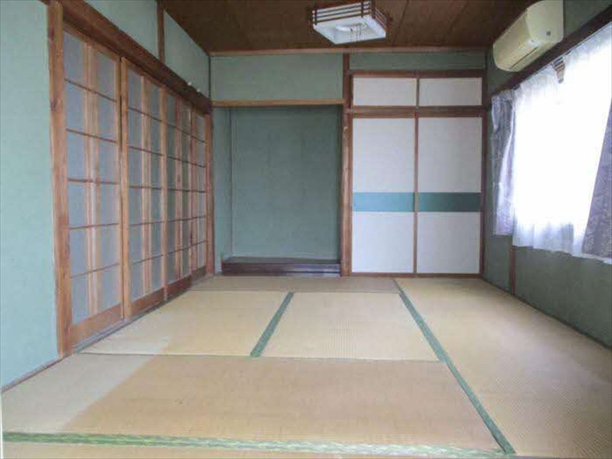 岡山県備前市の物件の和室。窓から気持ちの良い光と風が入る。
