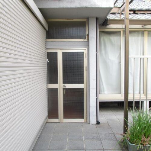 岡山県備前市の物件。玄関の横に小さな庭がある。