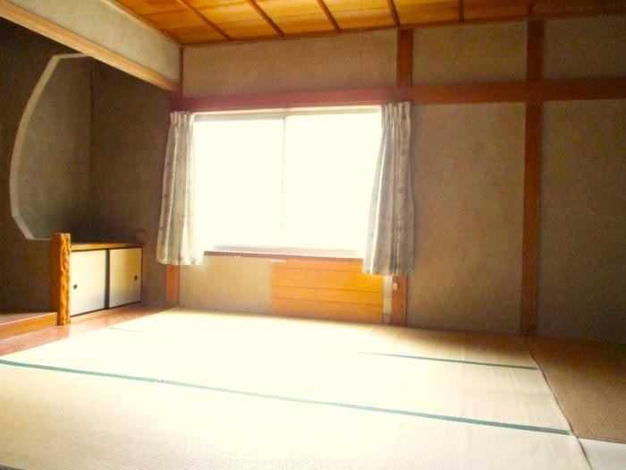 岡山県備前市の物件の2階和室。寝室などとしても使用できる。