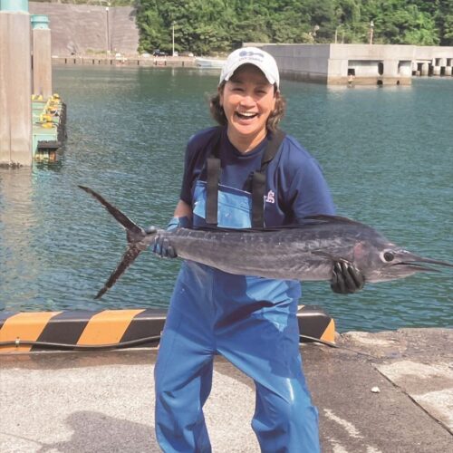秋の風物詩　バショウカジキを手に（鹿児島県薩摩川内市下甑島）