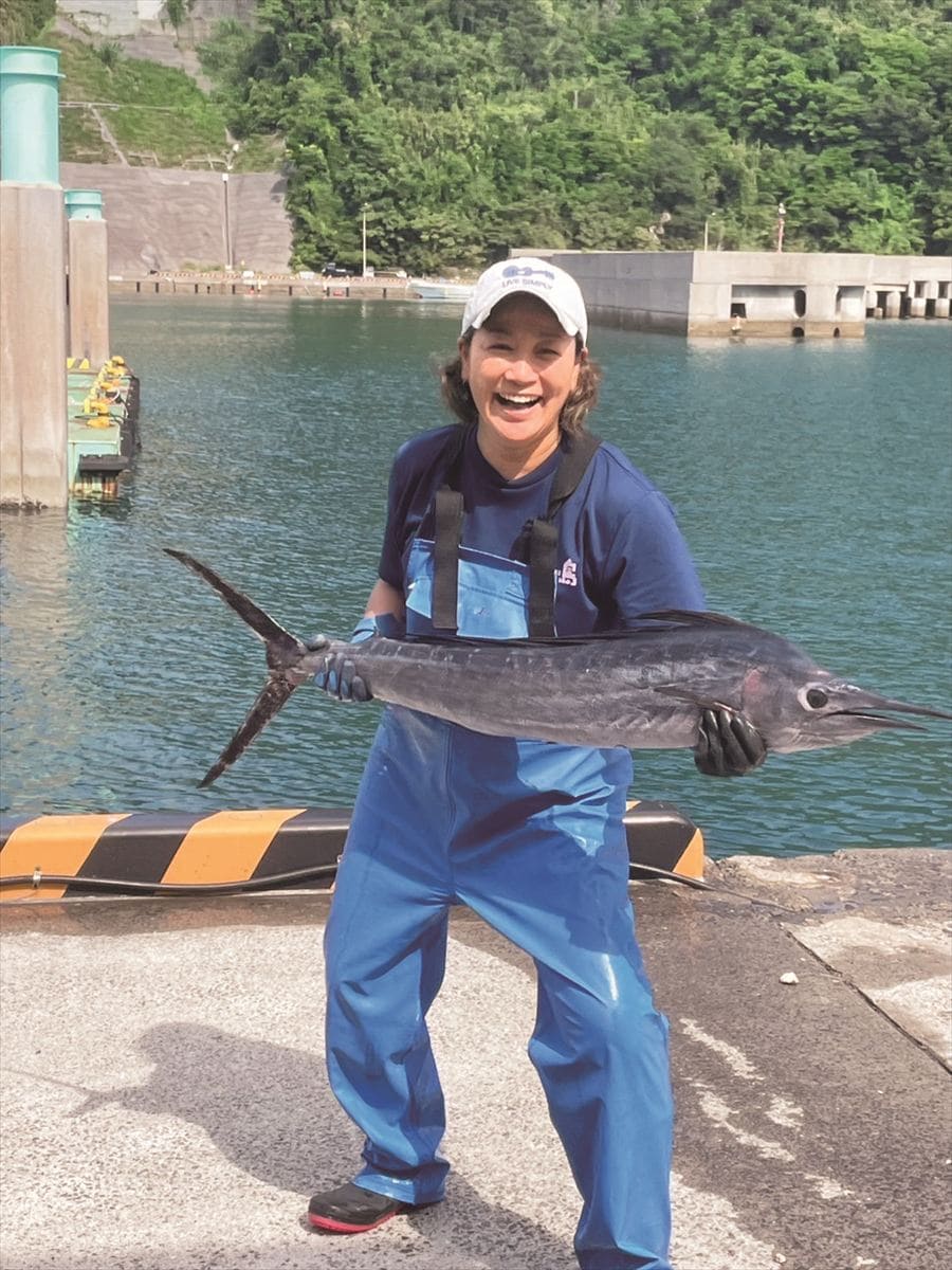 秋の風物詩　バショウカジキを手に（鹿児島県薩摩川内市下甑島）