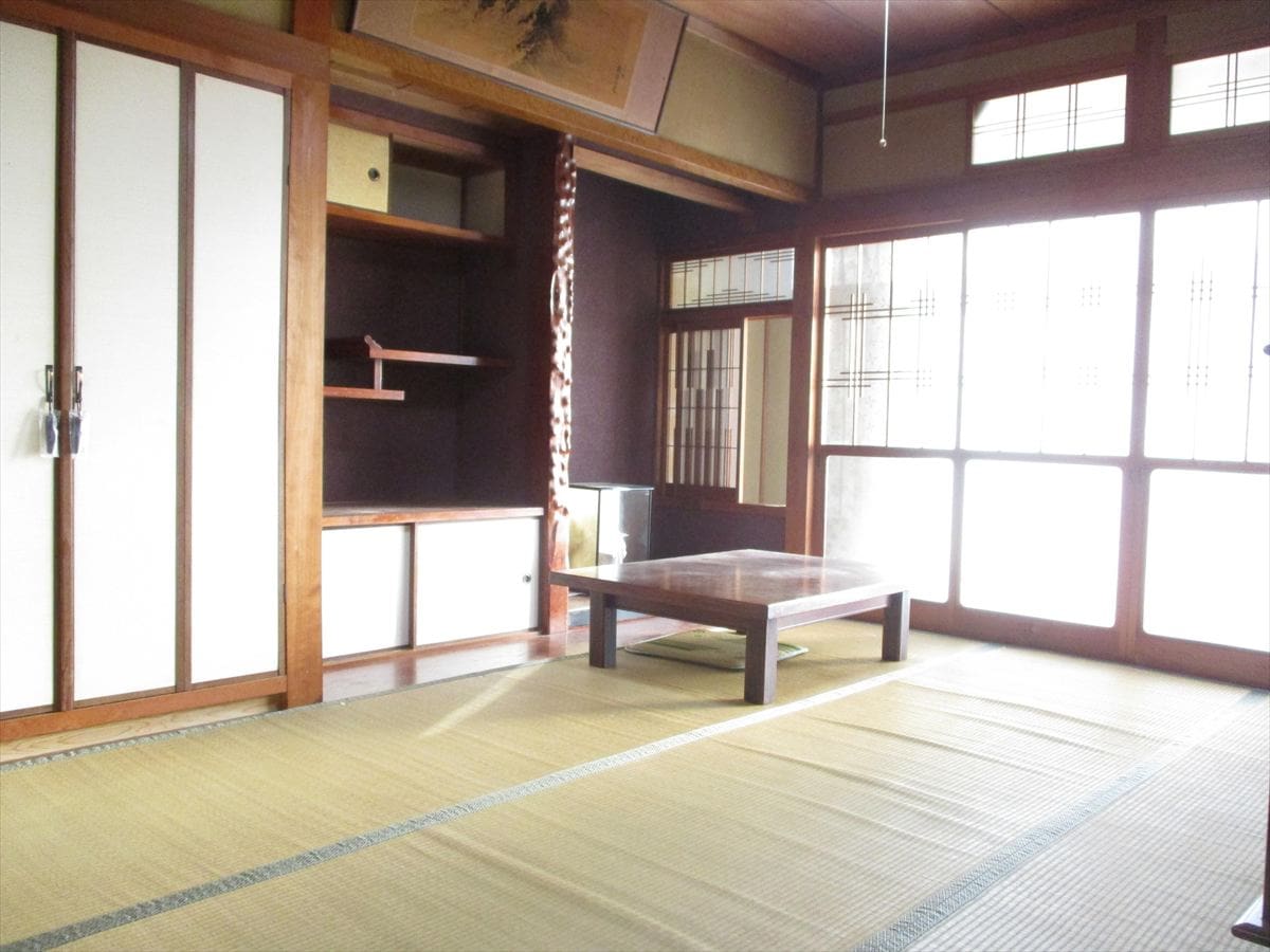 岡山県備前市の物件の和室。日当たりが良い。