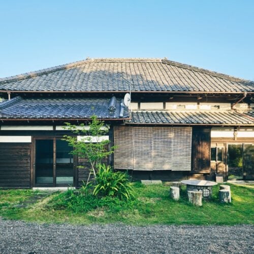 築100年以上の趣ある古民家。庭の畑では、季節ごとに異なる旬の野菜を収穫できる／MUJI BASE KAMOGAWA