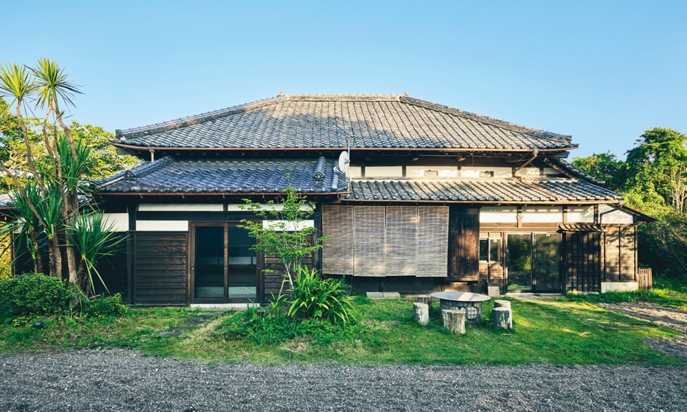 築100年以上の趣ある古民家。庭の畑では、季節ごとに異なる旬の野菜を収穫できる／MUJI BASE KAMOGAWA