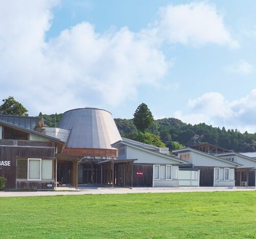 養老渓谷で知られる山間部の高台に位置。学校設備が活用できるので、各種体験や研修などにも対応／MUJI BASE OIKAWA