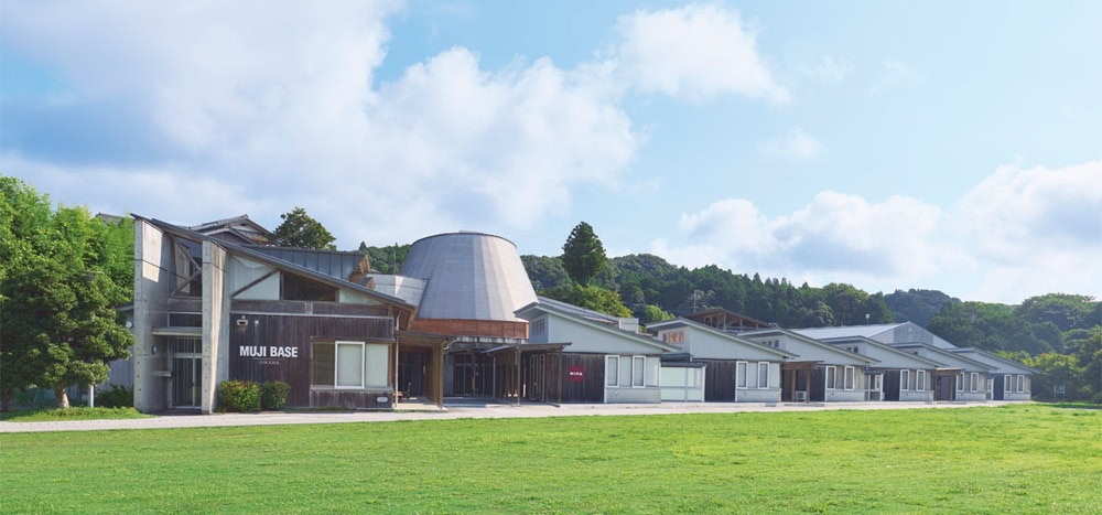 養老渓谷で知られる山間部の高台に位置。学校設備が活用できるので、各種体験や研修などにも対応／MUJI BASE OIKAWA