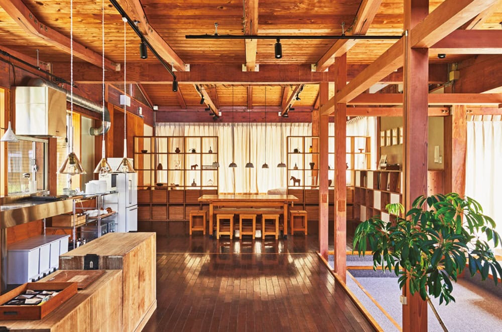 宿泊棟は教室を活用、１室最大10名まで。無印良品で統一されたキッチン設備
で自炊も可／MUJI BASE OIKAWA