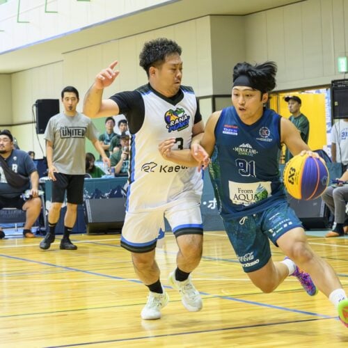 「やりたいことに向かって一歩踏み出してみるということがすごく大事」と新保選手（右）