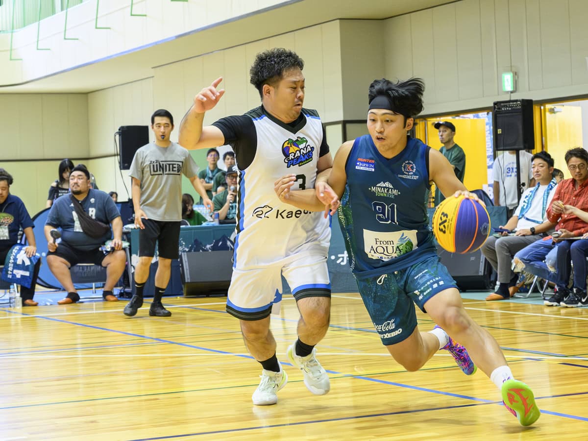 「やりたいことに向かって一歩踏み出してみるということがすごく大事」と新保選手（右）