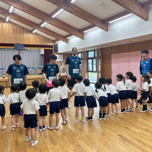 新保選手（左）は先輩の坂東秀梧選手（右隣）の指導のうまさに日々学びを感じている