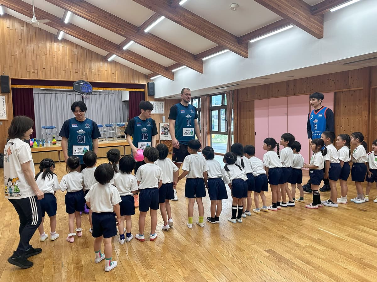 新保選手（左）は先輩の坂東秀梧選手（右隣）の指導のうまさに日々学びを感じている