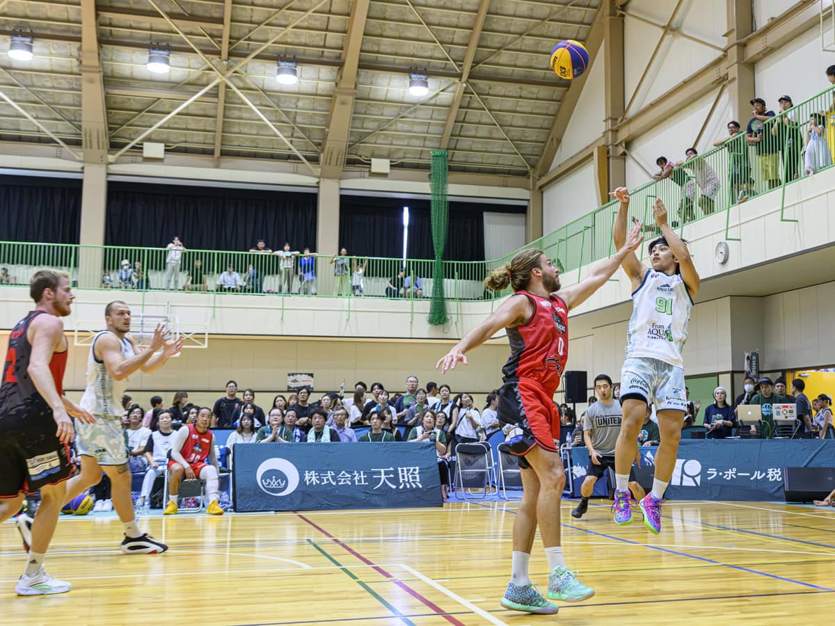 客席が近く試合の臨場感も抜群。会場ではスポンサー企業の物販ブース、キッチンカーも並び大盛況