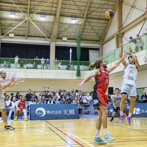 会場ではスポンサー企業の物販ブース、キッチンカーも並び大盛況だった