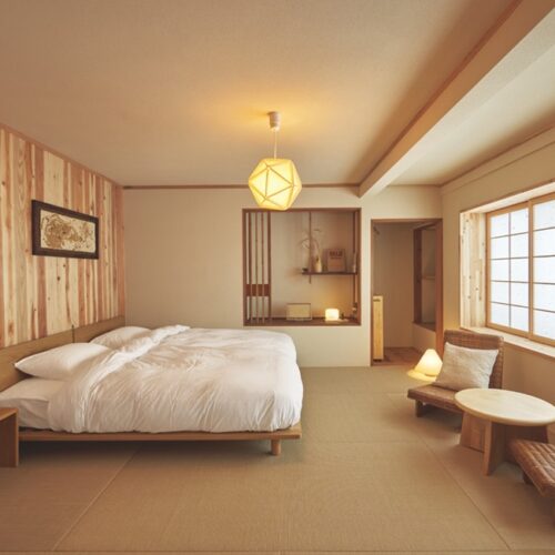 吉野杉など地域の木材をふんだんに使った客室／MUJI room SAKAMOTOYA