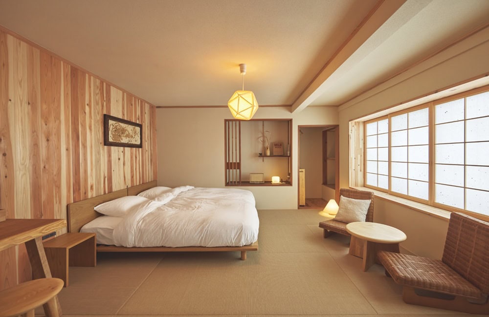 吉野杉など地域の木材をふんだんに使った客室／MUJI room SAKAMOTOYA