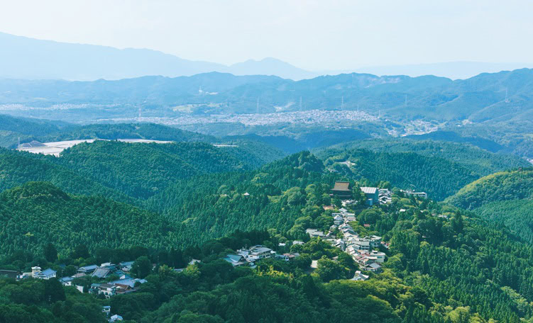 修験道の総本山ともいえる金峯山寺（きんぷせんじ）に近く、歴史ある寺院や参道巡りを楽しめる／MUJI room SAKAMOTOYA