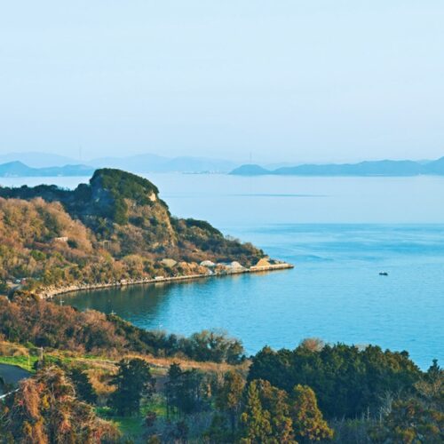 豊島は小豆島（しょうどしま）の西側に位置し、人口は700人ほど。岡山県の宇野港、香川県の高松港、小豆島などから船でアクセス可能／MUJI BASE TESHIMA