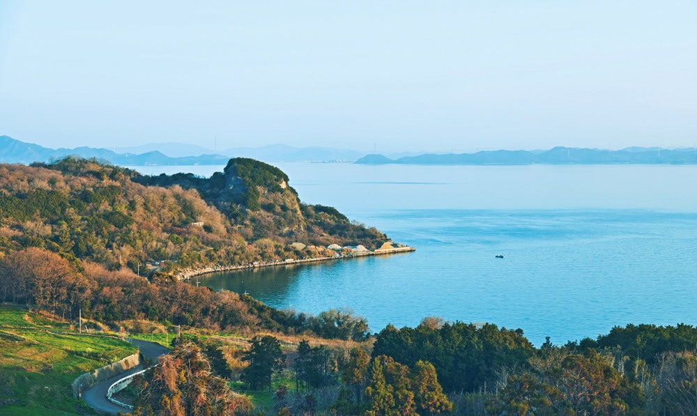 豊島は小豆島（しょうどしま）の西側に位置し、人口は700人ほど。岡山県の宇野港、香川県の高松港、小豆島などから船でアクセス可能／MUJI BASE TESHIMA