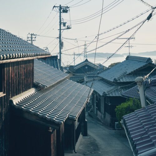美術館やアート作品のほかにも、島内には趣ある街並みや絶景スポットがいっぱい。港でレンタサイクルを借りて巡ってみるのもおすすめ／MUJI BASE TESHIMA