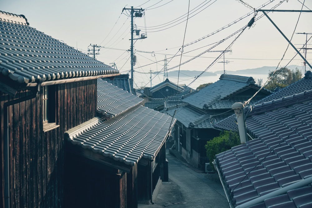 美術館やアート作品のほかにも、島内には趣ある街並みや絶景スポットがいっぱい。港でレンタサイクルを借りて巡ってみるのもおすすめ／MUJI BASE TESHIMA