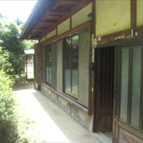 愛媛県宇和島市の古民家物件の玄関(外側)。