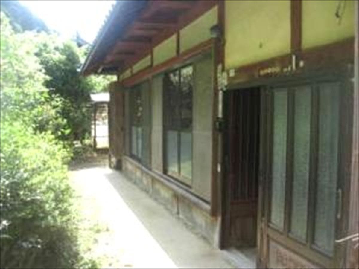 愛媛県宇和島市の古民家物件の玄関(外側)。