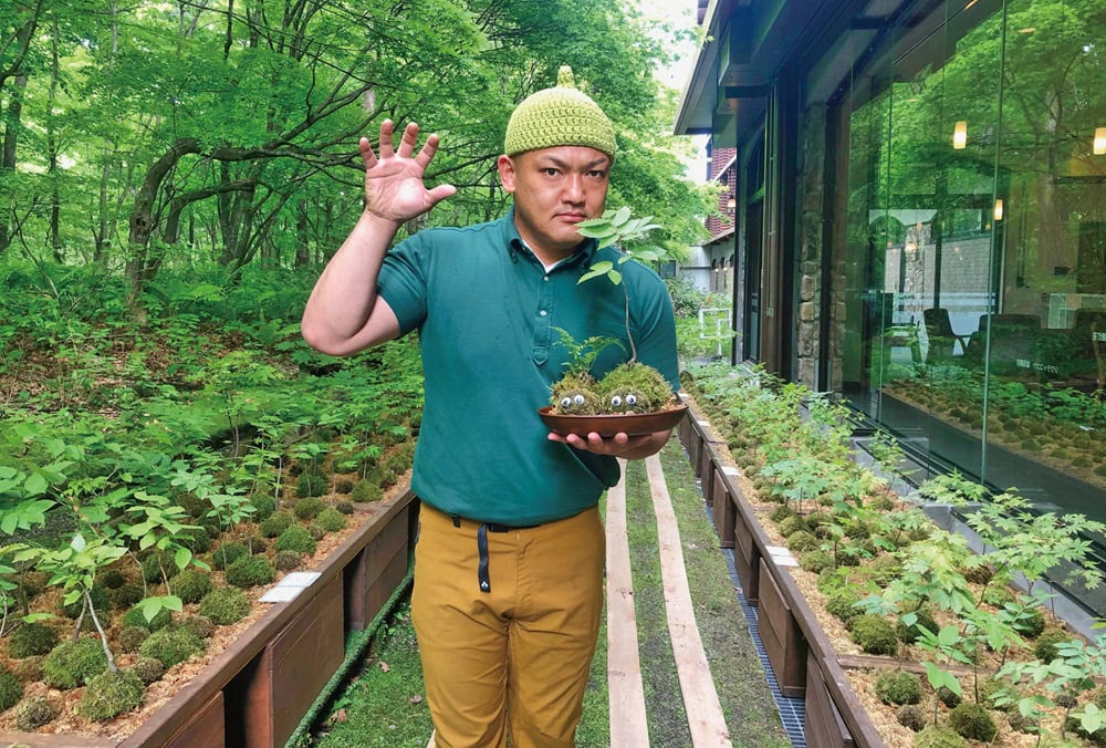 奥入瀬モスボール工房代表の起田高志さん。こけ玉を握り、ひょうたんランプを制作し、地域課題の解決に奮闘中／青森県十和田市