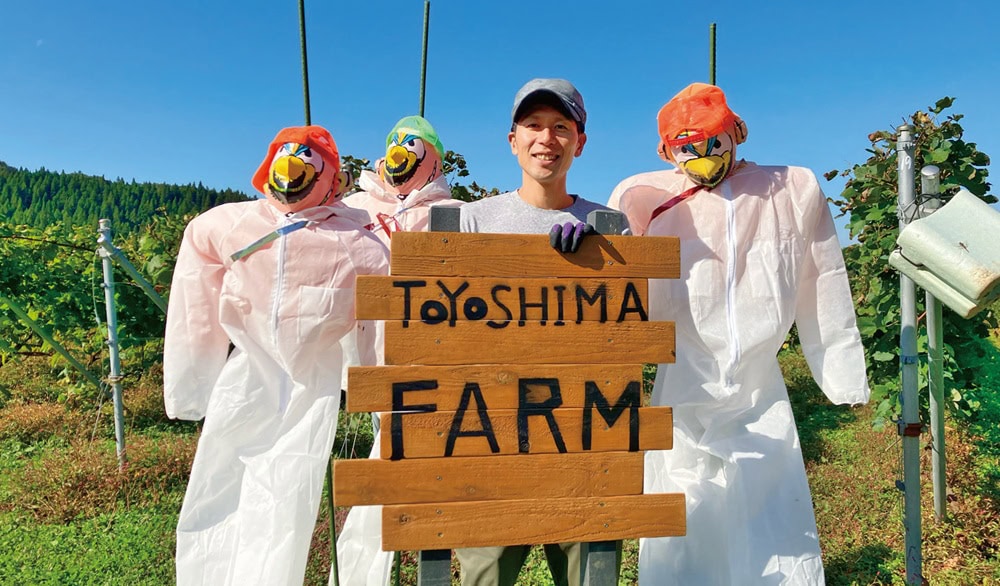 収穫時期、野鳥の食害を防ぐために活躍するかかしたちに囲まれて／秋田県由利本荘市