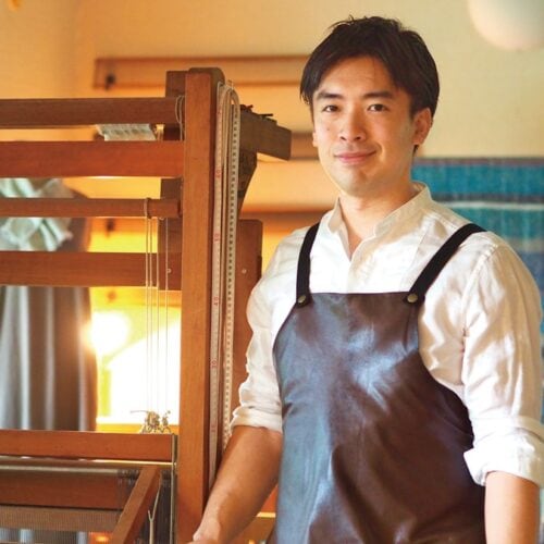 旅する羊の猪又裕也さん。中村工房から譲られた織り機には、「新しい息子へ」という先代からの手書きのメッセージが入っている/岩手県雫石町