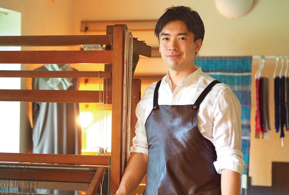 旅する羊の猪又裕也さん。中村工房から譲られた織り機には、「新しい息子へ」という先代からの手書きのメッセージが入っている/岩手県雫石町