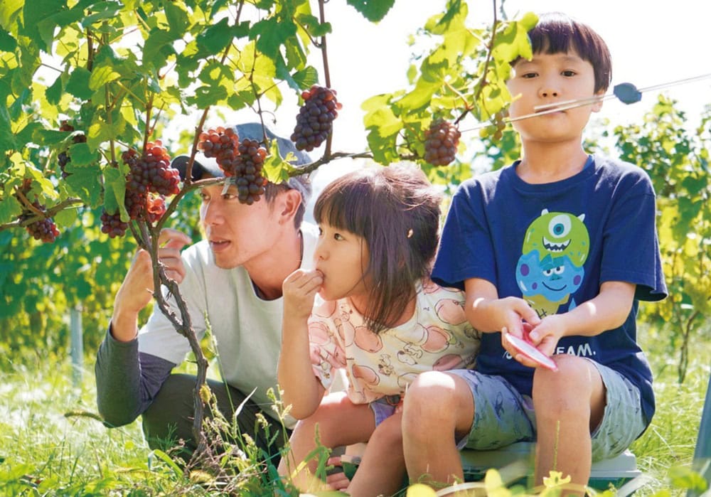 小学生の長男、保育園に通う長女と。家族は妻と両親、祖母を合わせて7人／秋田県由利本荘市