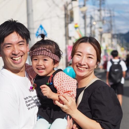 宮城県仙台市出身の妻、岩手で誕生した長男と。まち最大の夏祭り「雫石よしゃれ祭」に参加/岩手県雫石町