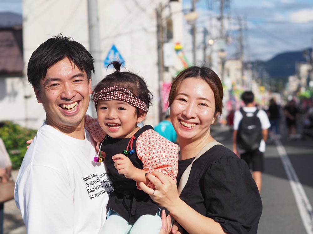 宮城県仙台市出身の妻、岩手で誕生した長男と。まち最大の夏祭り「雫石よしゃれ祭」に参加/岩手県雫石町
