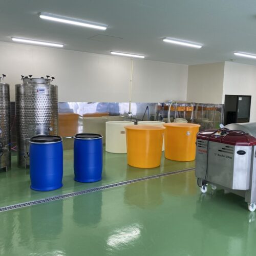 ワイナリーは建物や設備のコストを最小限に抑え、農協・地銀・国の協調融資や出資、クラウドファンディングも活用して資金を捻出／秋田県由利本荘市