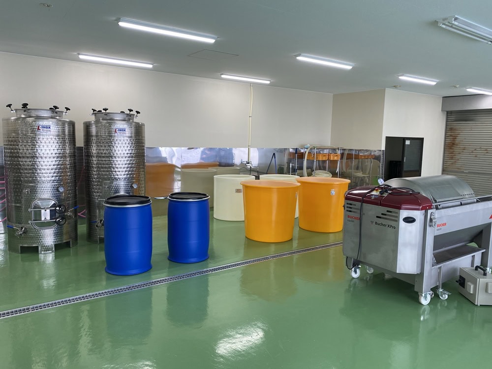 ワイナリーは建物や設備のコストを最小限に抑え、農協・地銀・国の協調融資や出資、クラウドファンディングも活用して資金を捻出／秋田県由利本荘市