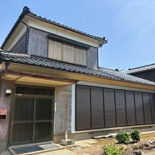 “海近”の住宅街に立つ風情ある木造２階建て。釣りやキャンプなどが存分に楽しめる【福井県坂井市】