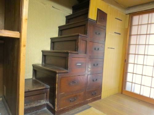 三重県伊賀市の古民家物件の階段箪笥。