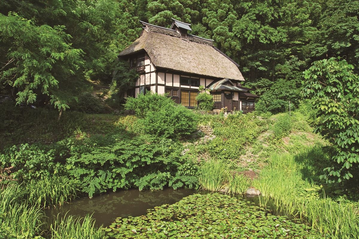 カールさんが本格的に古民家再生を手がけるきっかけになった、竹所の茅葺き古民家「双鶴庵（そうかくあん）」