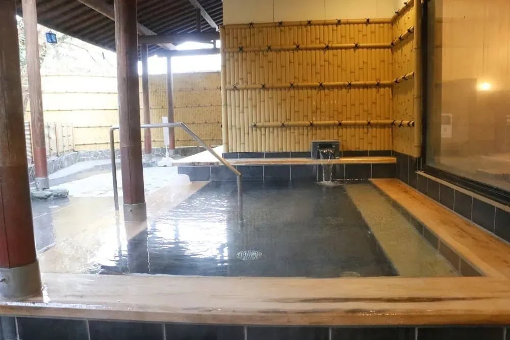 愛媛県西条市の「本谷（ほんだに）温泉」。