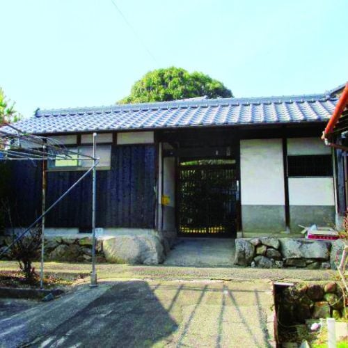 岡山県備前市の古民家物件の門。